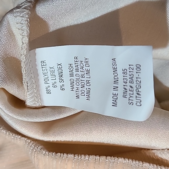 Popular Basics Cream Shimmer Short / Skort Romper Size Medium - Picture 13 of 14